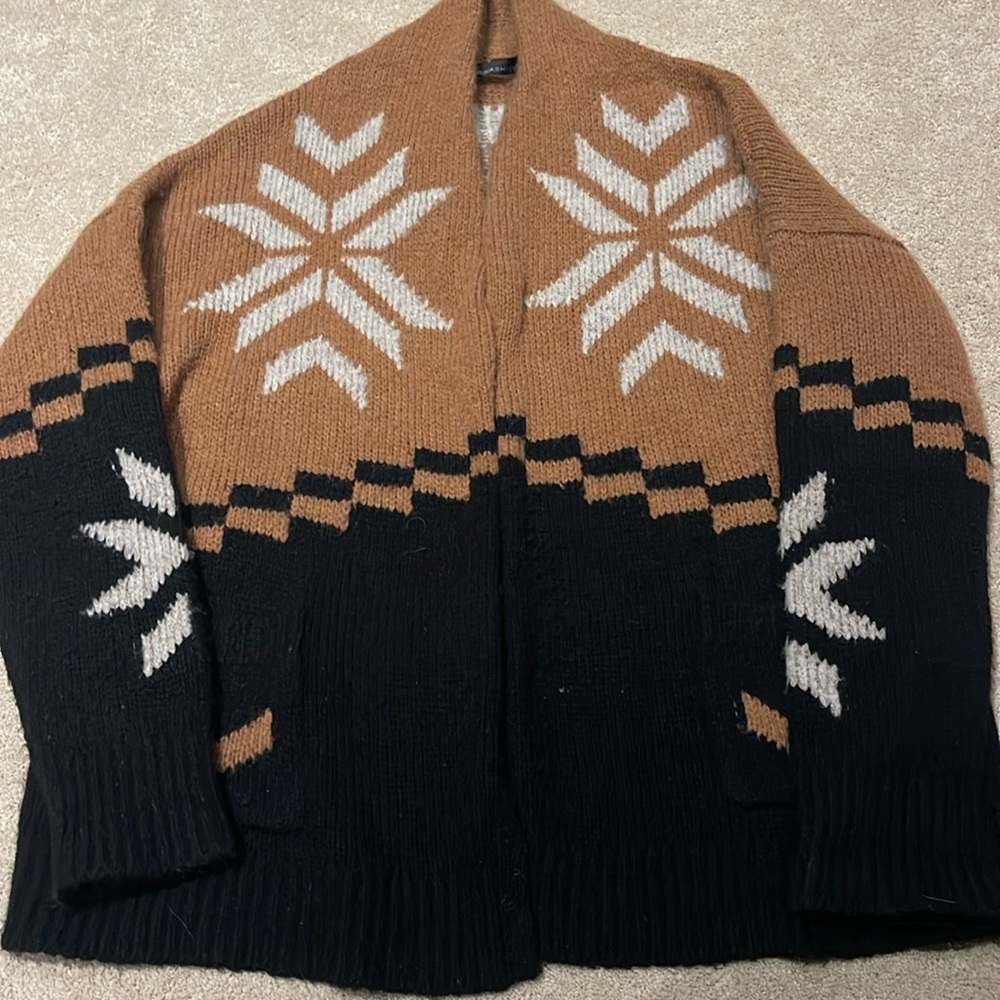 360 cashmere sweater white tan and black with 2 front pockets